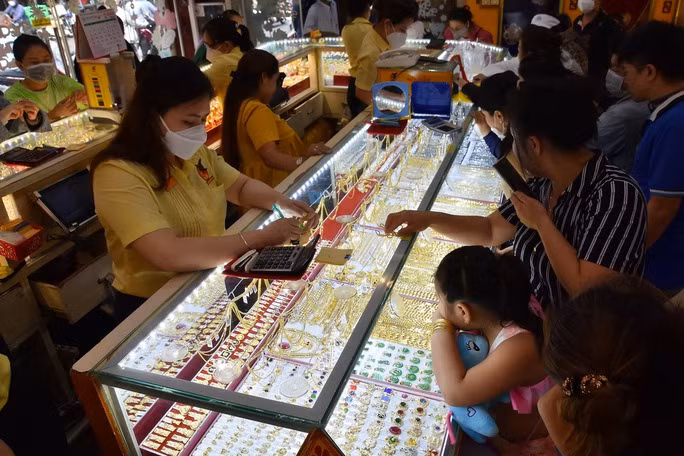 Đêm qua, giá vàng thế giới có lúc tăng mạnh 40 USD để lao lên 1.820 USD/ounce.