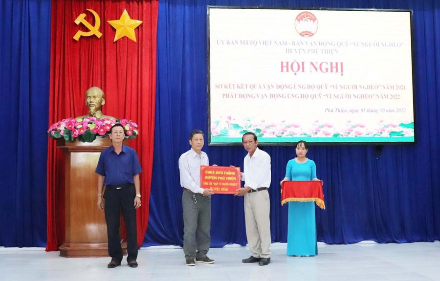 Nhiều tổ chức, cá nhân tham gia ủng hộ Quỹ “Vì người nghèo” huyện Phú Thiện. Ảnh: Vũ Chi