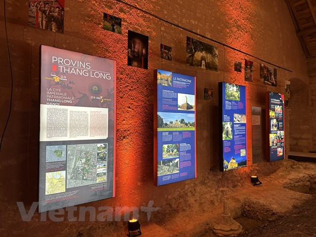 Các tấm pano lớn giới thiệu về Hoàng thành Thăng Long. (Ảnh: Thu Hà/Vietnam+) Các tấm pano lớn giới thiệu về Hoàng thành Thăng Long. (Ảnh: Thu Hà/Vietnam+)