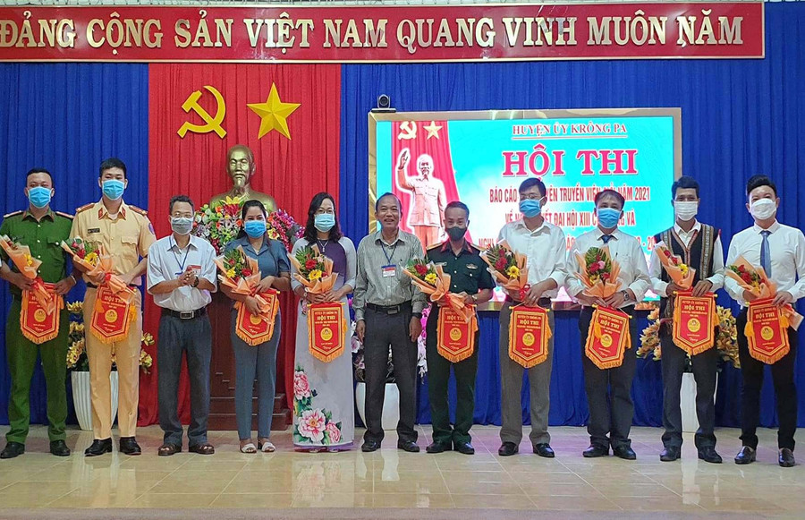 Huyện ủy Krông Pa tổ chức bế mạc và trao giải cho các thí sinh đạt thành tích xuất sắc tại Hội thi báo cáo viên, tuyên truyền viên giỏi cấp huyện năm 2021. Ảnh: Nguyễn Ngọc