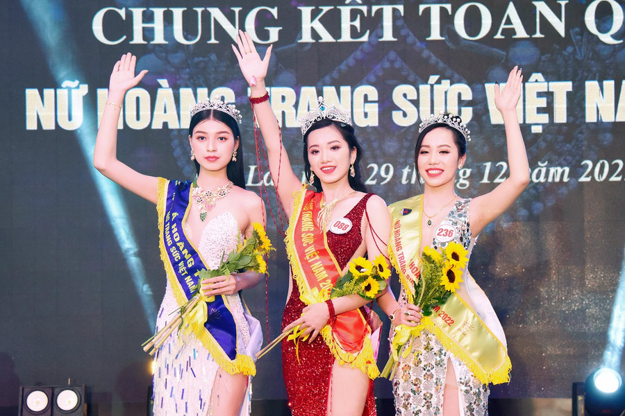 Từ trái sang Á hoàng 1 Phạm Thị Ngọc Trang, Nữ hoàng Nguyễn Hoàng Yến và Á hoàng 2 Nguyễn Thùy Linh. Ảnh: Đức Thụy Từ trái sang Á hoàng 1 Phạm Thị Ngọc Trang, Nữ hoàng Nguyễn Hoàng Yến và Á hoàng 2 Nguyễn Thùy Linh. Ảnh: Đức Thụy