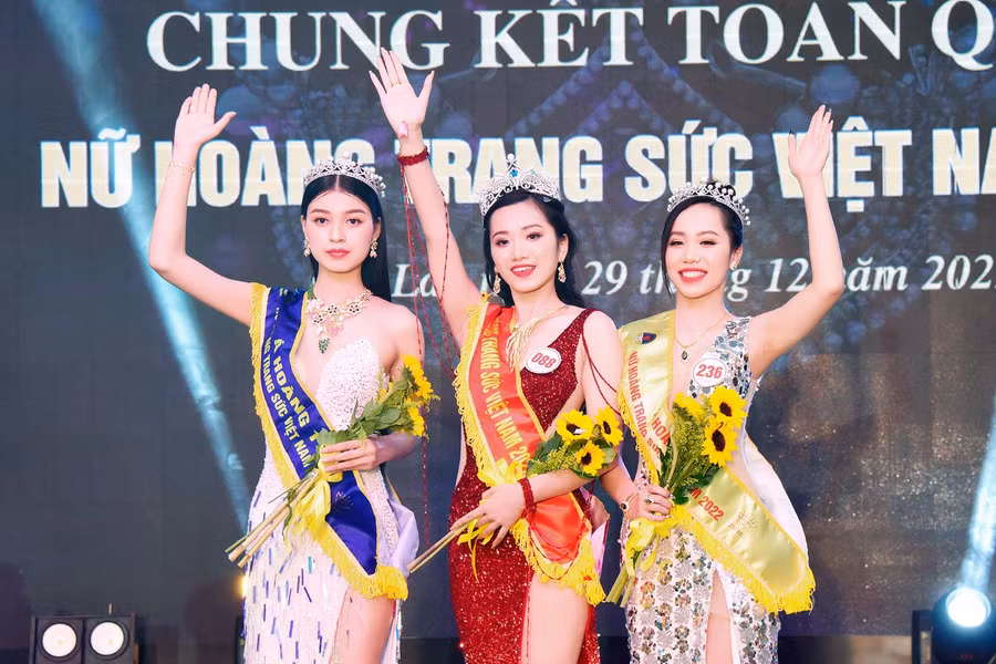 Từ trái sang Á hoàng 1 Phạm Thị Ngọc Trang, Nữ hoàng Nguyễn Hoàng Yến và Á hoàng 2 Nguyễn Thùy Linh. Ảnh: Đức Thụy