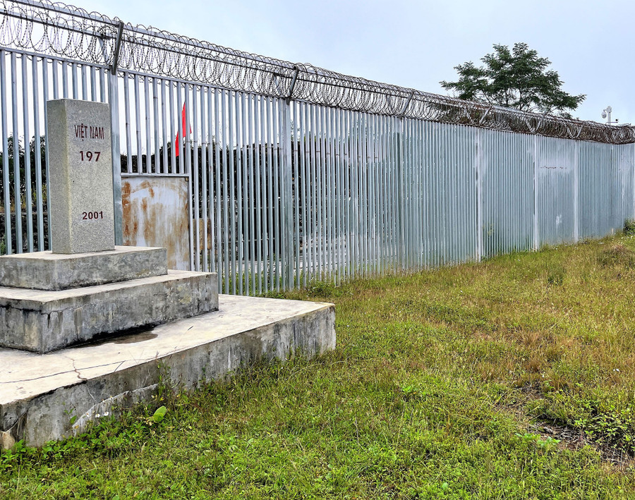 Mốc giới 197 tại cửa khẩu Xín Mần Mốc giới 197 tại cửa khẩu Xín Mần
