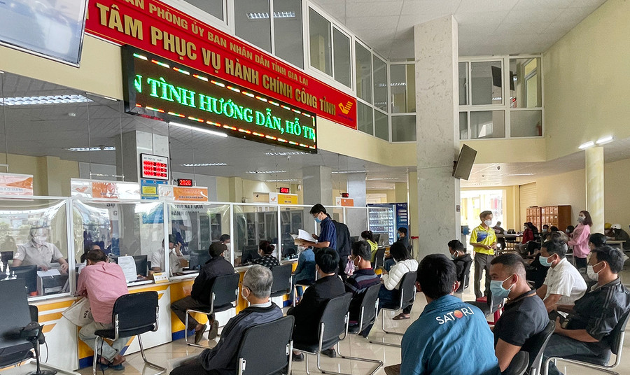 Người dân làm thủ tục hành chính tại Trung tâm Phục vụ hành chính công tỉnh. Ảnh: Phương Vi