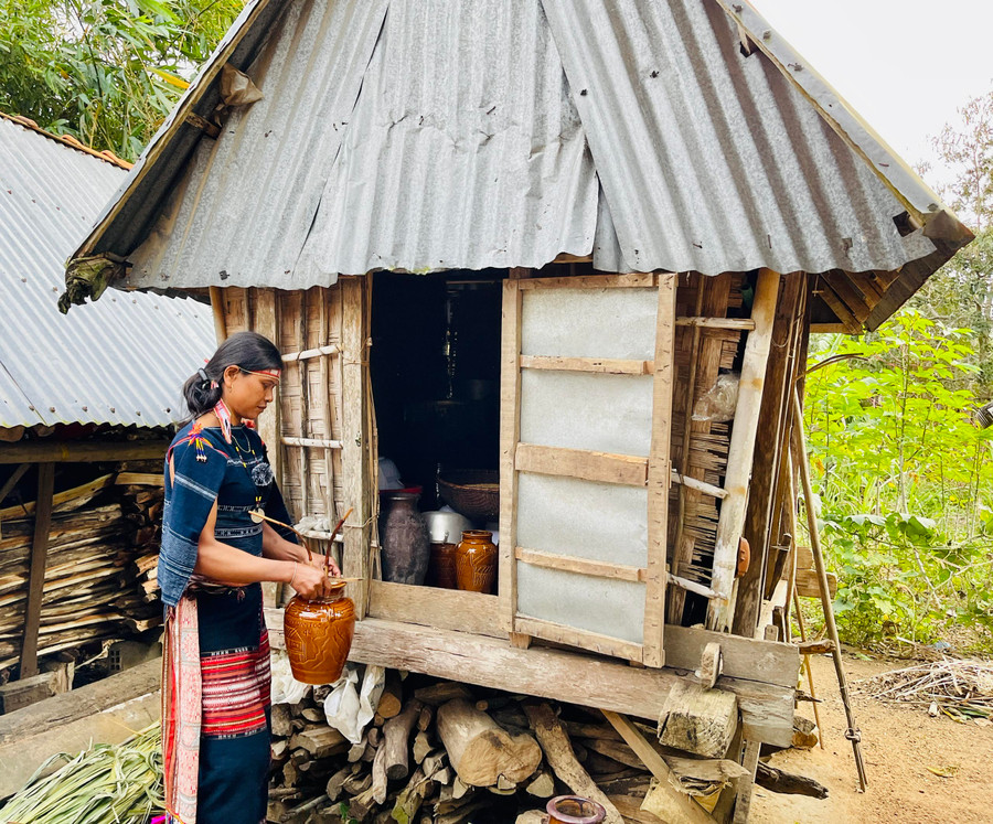 Chị Đinh Thị Văn chuẩn bị lễ vật để tiến hành nghi lễ cúng kho lúa. Ảnh: Trần Dung Chị Đinh Thị Văn chuẩn bị lễ vật để tiến hành nghi lễ cúng kho lúa. Ảnh: Trần Dung