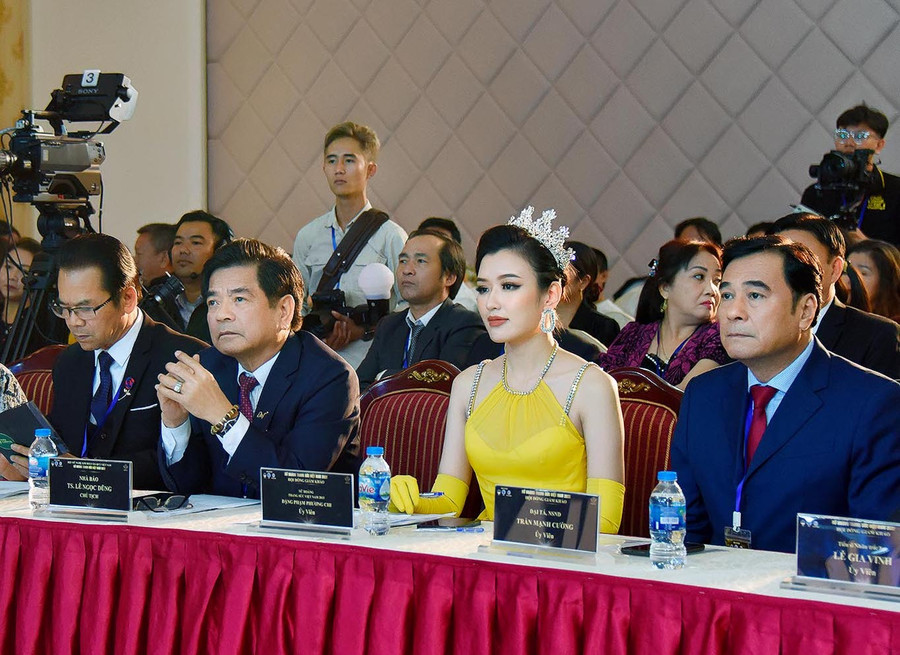 Nữ hoàng trang sức Việt Nam năm 2015 Đặng Phạm Phương Chi (thứ hai từ phải sang) là một trong 6 thành viên Ban Giám khảo tại vòng thi chung kết. Ảnh: Đức Thụy Nữ hoàng trang sức Việt Nam năm 2015 Đặng Phạm Phương Chi (thứ hai từ phải sang) là một trong 6 thành viên Ban Giám khảo tại vòng thi chung kết. Ảnh: Đức Thụy