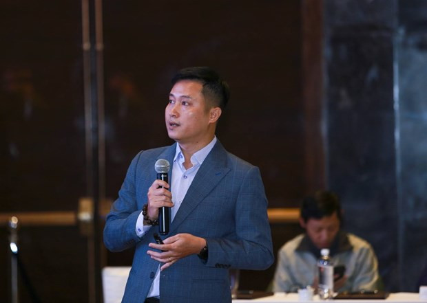  Ông Nguyễn Hoàng Nhật, Phó Tổng biên tập Báo Điện tử VietnamPlus chia sẻ tại hội thảo. (Ảnh: PV/Vietnam+)