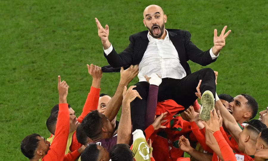 Regragui và các học trò muốn thắng Pháp để vào chung kết. Ảnh: AFP