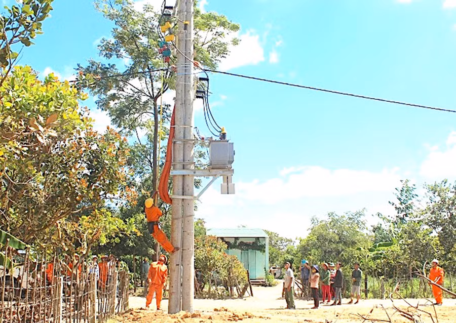  Công nhân Điện lực Đức Cơ đóng điện tại làng Nan, xã Ia Nan. Ảnh: Khang Nghi