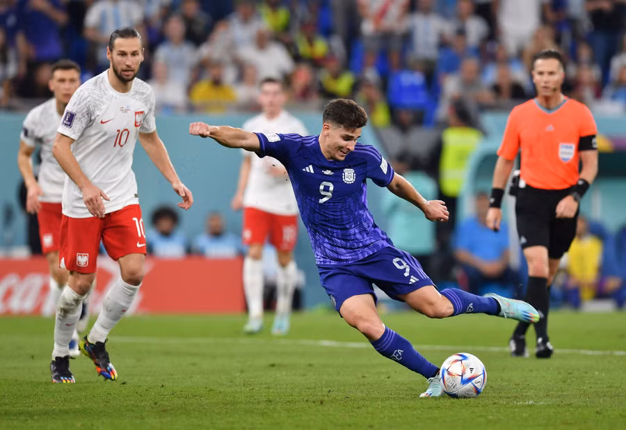 Sao trẻ Alvarez (9) hứa hẹn tỏa sáng khi cùng Argentina đấu với tuyển Úc. Ảnh: REUTERS