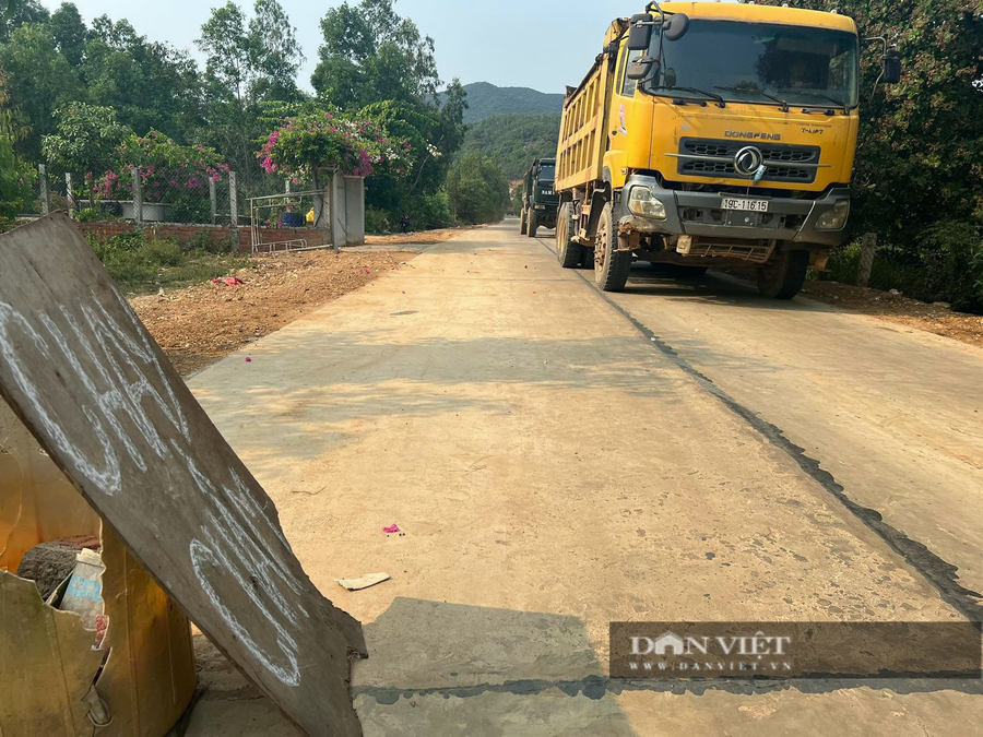 Người dân ở tỉnh Bình Định sống gần mỏ khoáng sản dựng bảng yêu cầu xe tải khai thác chạy chậm, tránh ảnh hưởng cuộc sống của họ. Ảnh: Dũ Tuấn