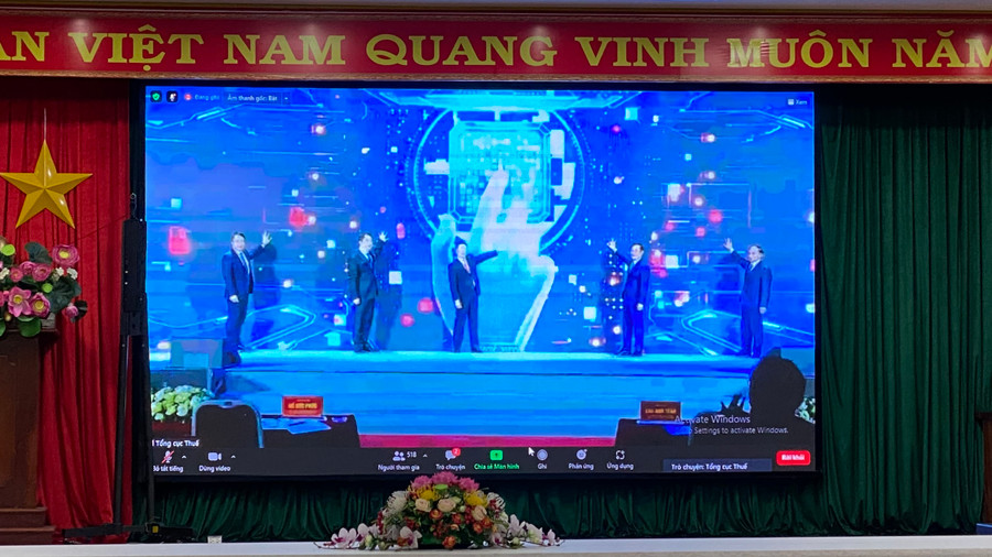 Lãnh đạo Bộ Tài chính thực hiện nghi lễ kích hoạt Cổng thông tin thương mại điện tử kết nối với các sàn thương mại điện tử trong nước. Ảnh: Sơn Ca.