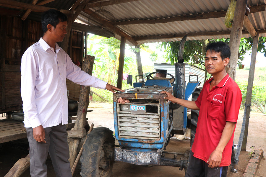 Nhờ tích cực lao động sản xuất, gia đình anh Đinh Kênh (bìa phải, làng Brò, xã An Trung, huyện Kông Chro) đã vươn lên thoát nghèo. Ảnh: Ngọc Minh  Nhờ tích cực lao động sản xuất, gia đình anh Đinh Kênh (bìa phải, làng Brò, xã An Trung, huyện Kông Chro) đã vươn lên thoát nghèo. Ảnh: Ngọc Minh