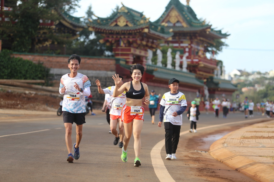 Các VĐV vẫn nở nụ cười rạng rỡ dù đường chạy dài giữa trời lạnh giá. Ảnh: Văn Ngọc