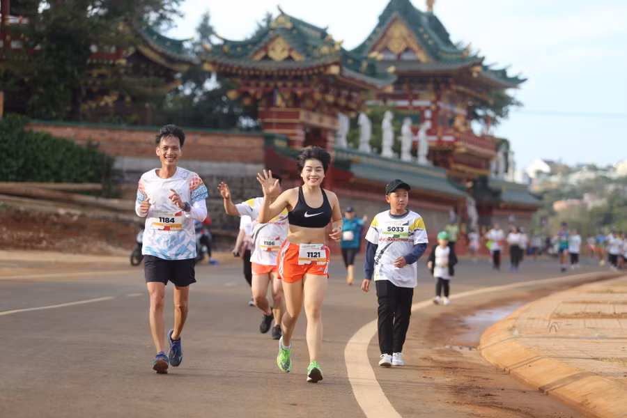 Các VĐV vẫn nở nụ cười rạng rỡ dù đường chạy dài giữa trời lạnh giá. Ảnh: Văn Ngọc