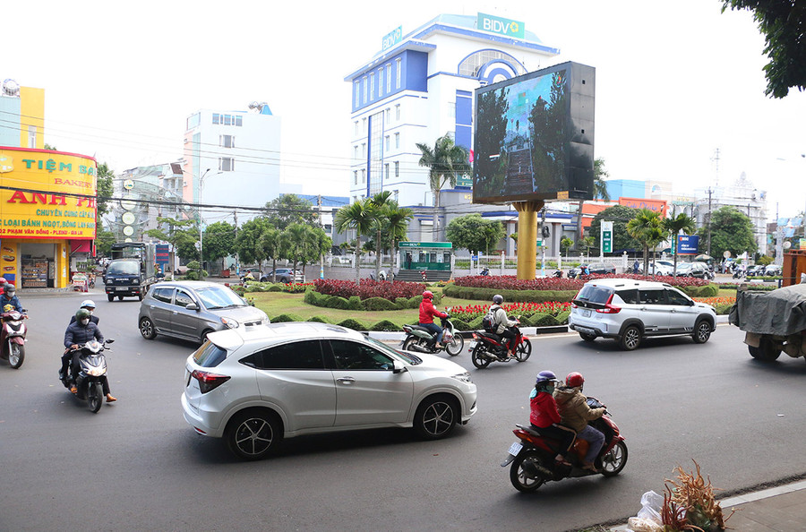  Nút giao thông ngã ba Hoa Lư (TP. Pleiku) thường xuyên xảy ra tình trạng ùn tắc vào giờ cao điểm. Ảnh: Quang Tấn