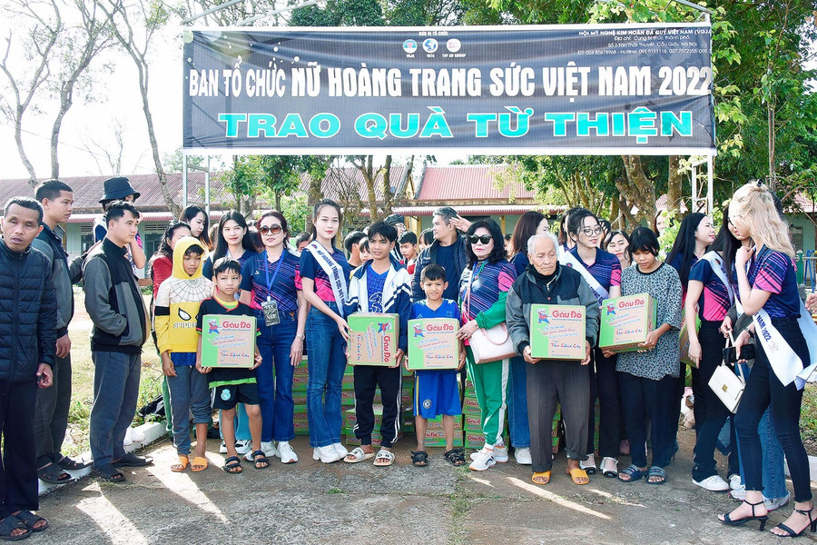 Ban tổ chức cuộc thi cùng 28 thí sinh đến thăm, tặng quà cho trẻ em mồ côi và người già neo đơn tại Trung tâm Bảo trợ Xã hội tổng hợp tỉnh Gia Lai. Ảnh: Đức Thụy Ban Tổ chức cuộc thi cùng 28 thí sinh đến thăm, tặng quà cho trẻ em mồ côi và người già neo đơn tại Trung tâm Bảo trợ Xã hội tổng hợp tỉnh Gia Lai. Ảnh: Đức Thụy