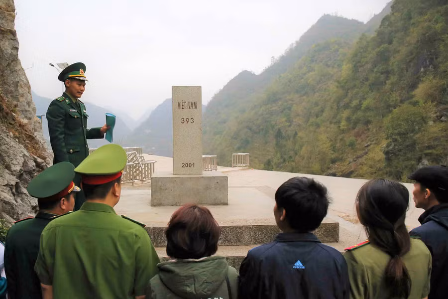 Cán bộ Đồn biên phòng Phó Bảng (Bộ đội biên phòng Hà Giang) tuyên truyền về biên giới tại mốc 393, cửa khẩu Phó Bảng - Đổng Cán, hình chụp 2019