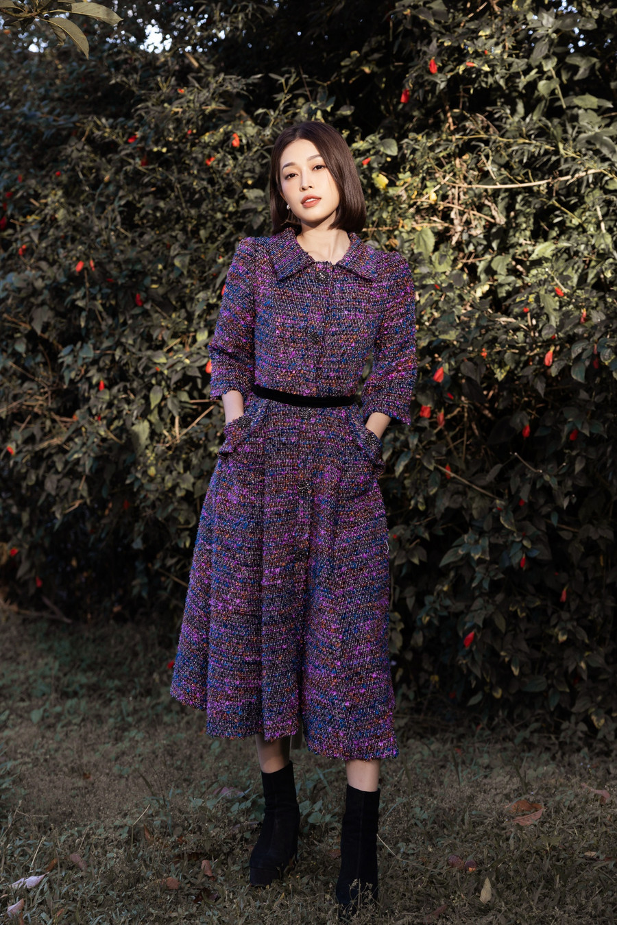 Á hậu Phương Nga chọn váy tím, gây ấn tượng bởi kiểu tóc mới. Người đẹp cũng vừa 