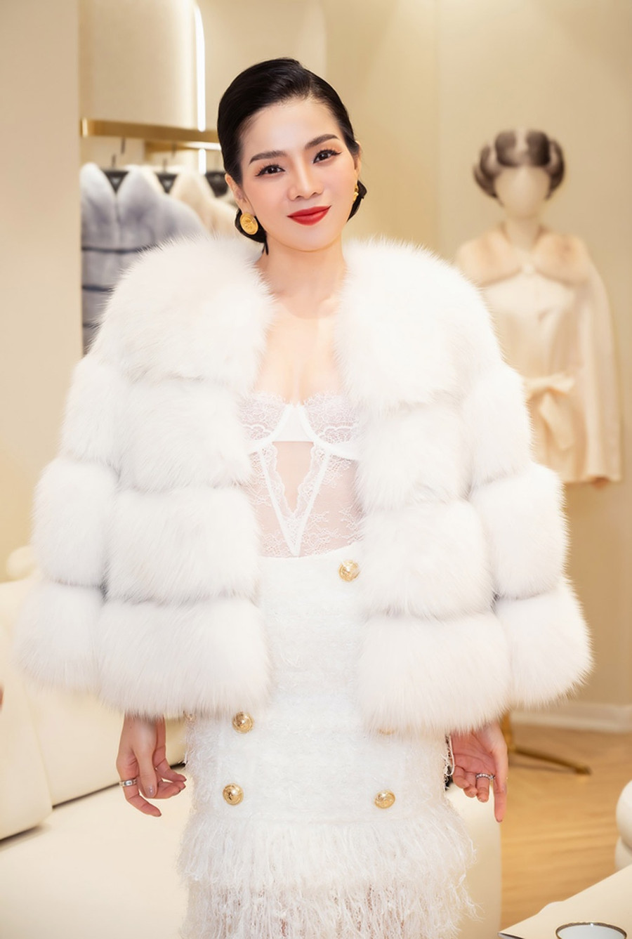 Chiếc áo thứ hai được Lệ Quyên thử được chế tác từ nơi chuyên cung cấp dòng lông mink, chinchilla cho Fendi, Valentino… Trên thị trường, áo lông này có giá khoảng gần 8.000 USD. Ảnh: Trương Gia Huy