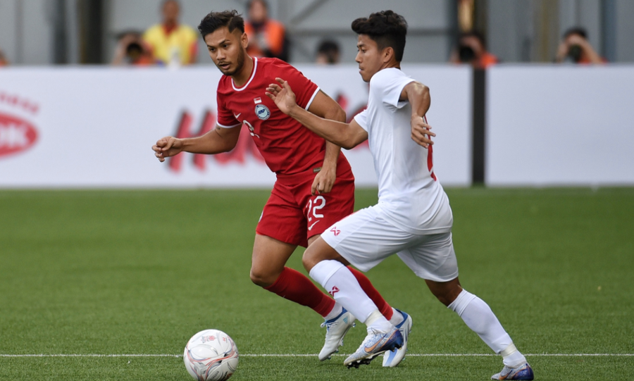 Tuyển Singapore (áo đỏ) ngược dòng đánh bại Myanmar 3-2 trên sân nhà Jalan Besar với mặt cỏ sân nhân tạo. Ảnh: FAS