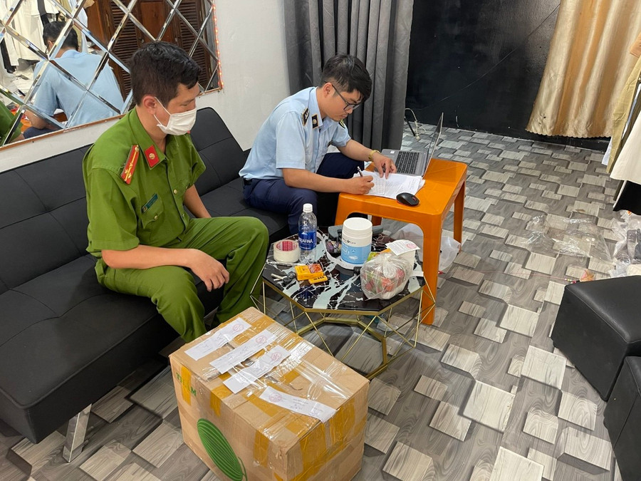 Lực lượng chức năng lập biên bản tạm giữ số thuốc lá điện tử không rõ nguồn gốc. Ảnh: Phan Bá 