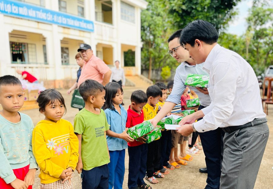 Đoàn trao những phần quà ý nghĩa động viên các em học sinh người dân tộc thiểu số có hoàn cảnh khó khăn. Ảnh: Trần Dung