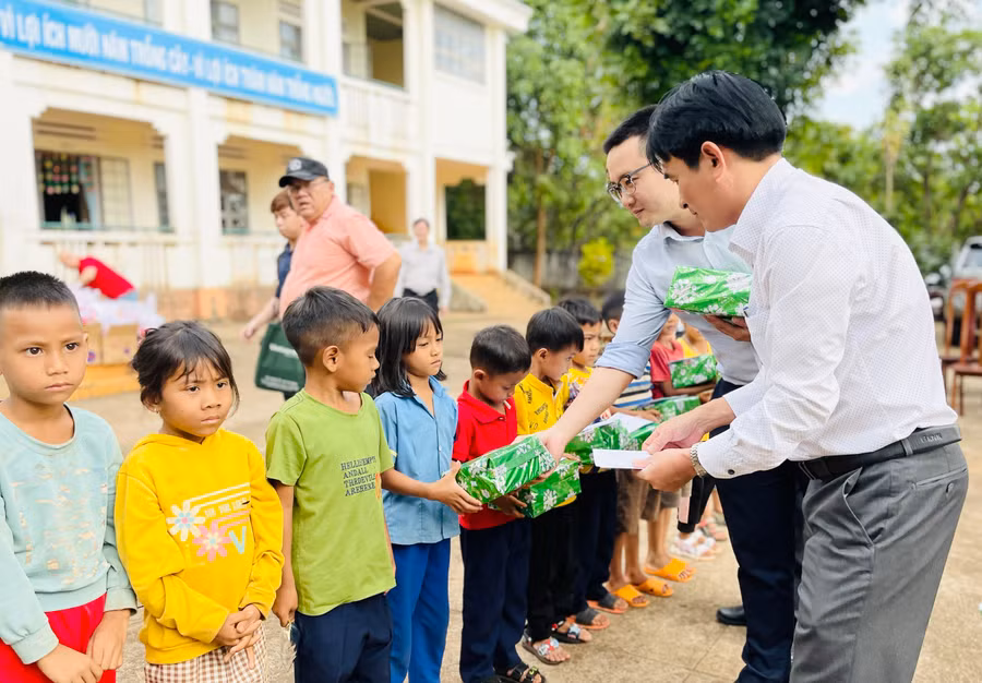 Đoàn trao những phần quà ý nghĩa động viên các em học sinh người dân tộc thiểu số có hoàn cảnh khó khăn. Ảnh: Trần Dung