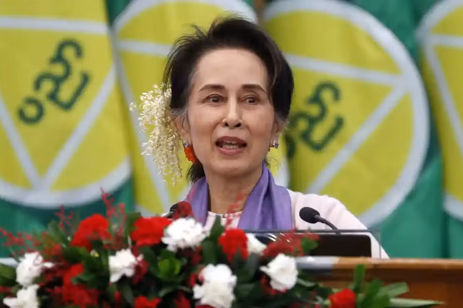 Bà Aung San Suu Kyi tại một cuộc mít tinh ở Myanmar tháng 1/2020. Ảnh: AP&nbsp;