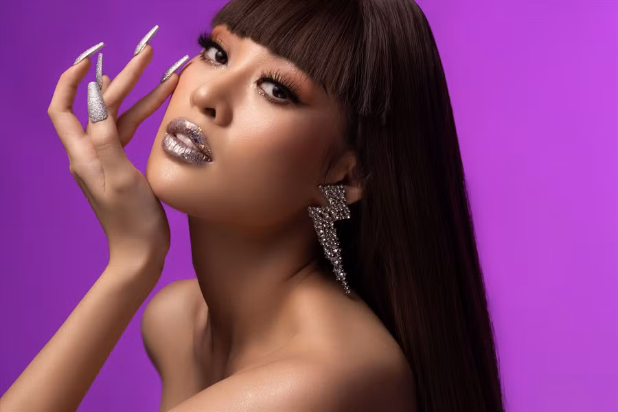 Cô cũng giải thích về tên gọi “Brave Heart Fashion Show“, trong đó “Brave Heart” là tên chiếc vương miện mà cô có được khi đăng quang Hoa hậu Hoàn vũ Việt Nam 2019, đã đồng hành cùng cô trong suốt gần 3 năm nhiệm kỳ. “Brave Heart” còn là cụm từ thể hiện bản lĩnh, sự tự tin và quyết tâm chinh phục những thử thách mới, đó cũng chính là tinh thần mà Hoa hậu Khánh Vân hướng tới. Ảnh: Nguyễn Long