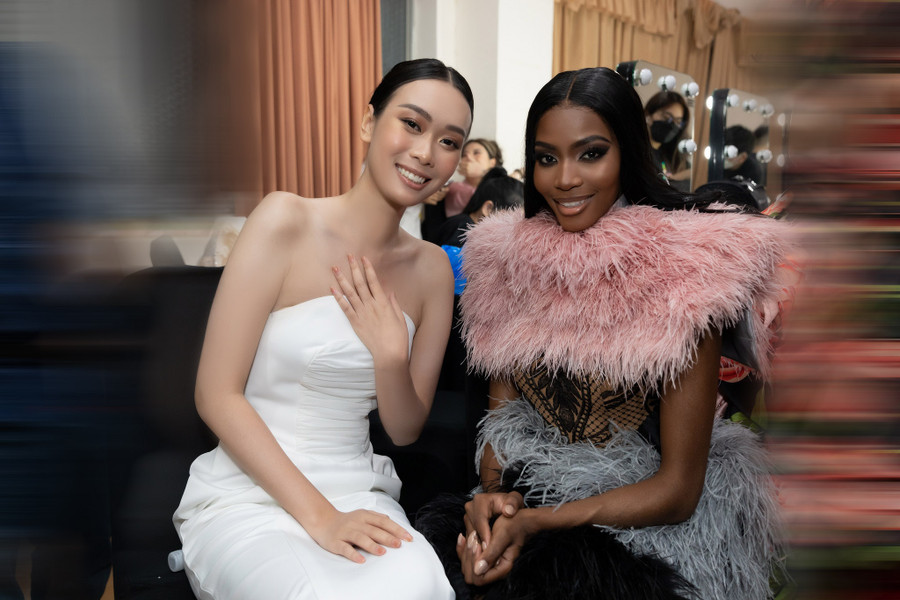 Miss Peace 2022 Ban Mai cùng Hoa hậu Siêu Quốc gia 2022 Lalela Mswane. Ảnh: NVCC