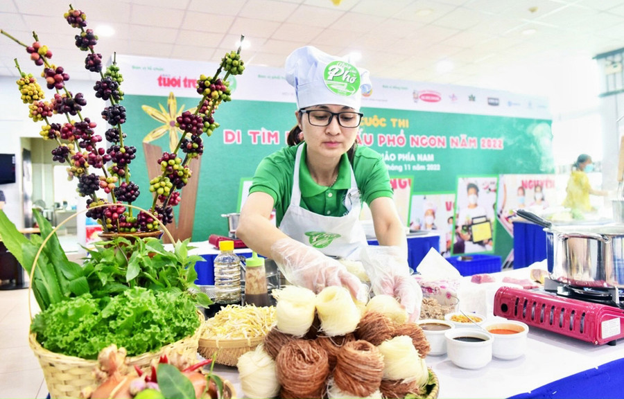  Chị Lương Vũ Thảo Nguyên mang phở khô Gia Lai đến cuộc thi “Đi tìm người nấu phở ngon”. Ảnh nhân vật cung cấp