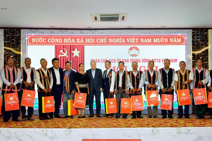 Chủ tịch Ủy ban Trung ương MTTQ Việt Nam và Bí thư Tỉnh ủy Hồ Văn Niên tặng quà cho các đại biểu. Ảnh: Đức Thụy Chủ tịch Ủy ban TW MTTQ Việt Nam và Bí thư Tỉnh ủy Hồ Văn Niên tặng quà cho các đại biểu. Ảnh: Đức Thụy