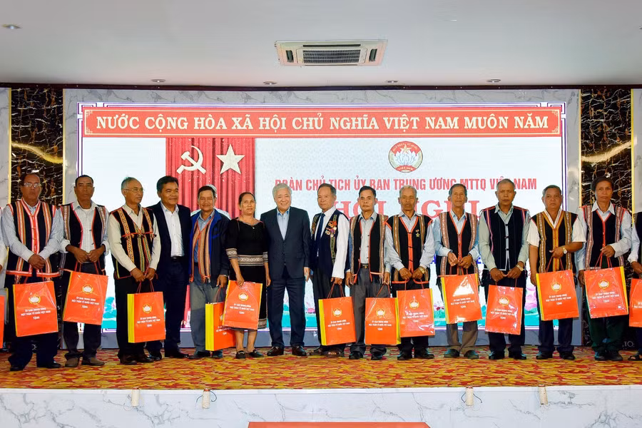 Chủ tịch Ủy ban TW MTTQ Việt Nam và Bí thư Tỉnh ủy Hồ Văn Niên tặng quà cho các đại biểu. Ảnh: Đức Thụy