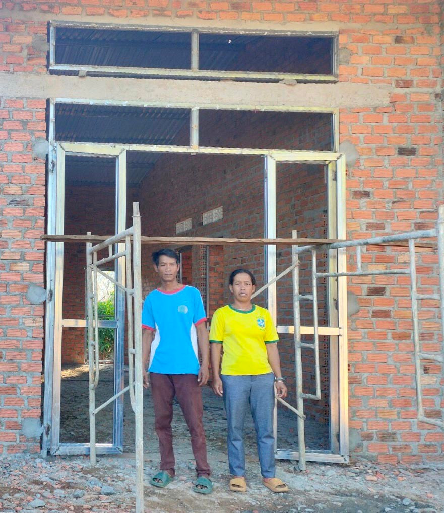Vợ chồng anh Ksor Kaoh (làng Dôch 1, xã Ia Kreng) chuẩn bị có ngôi nhà mới khang trang. Ảnh: Gia Linh