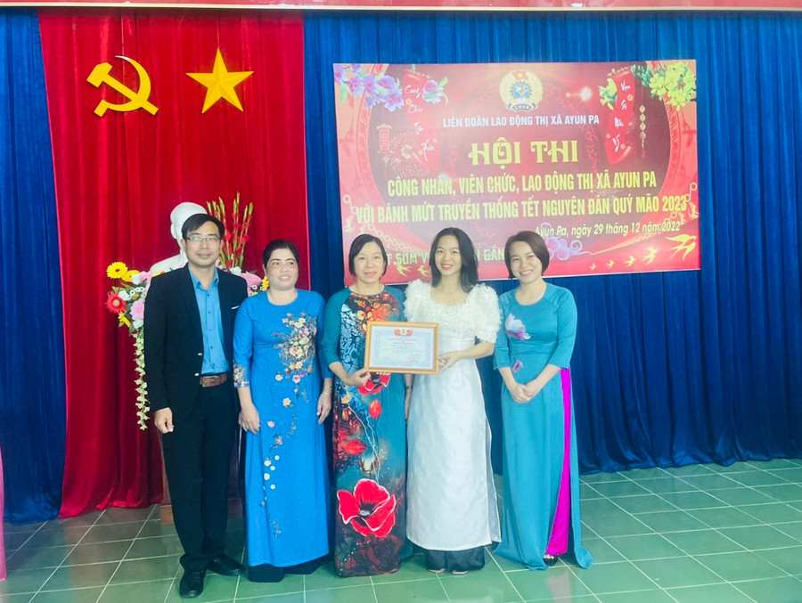 Ban tổ chức trao giải nhất toàn đoàn cho đội số 1 (Cụm thi đua số 5). Ảnh: Vũ Chi Ban tổ chức trao giải nhất toàn đoàn cho đội số 1 (Cụm thi đua số 5). Ảnh: Vũ Chi