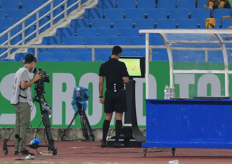 VAR dự kiến được áp dụng từ cuối mùa giải V.League 2023. Ảnh: Hoài Thu
