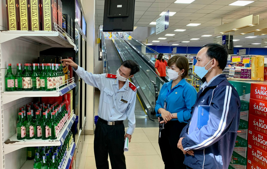 Công tác kiểm tra đảm bảo an toàn thực phẩm sẽ được triển khai chặt chẽ trong dịp Tết nhằm đảm bảo ATTP và phòng-chống ngộ độc thực phẩm xảy ra trong dịp này. Ảnh: Như Nguyện