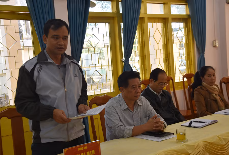 Ông Đinh Hà Nam-Phó Giám đốc Sở Y tế báo cáo tóm tắt tại buổi giám sát. Ảnh: Hà Phương