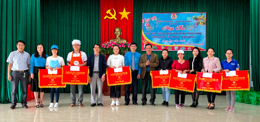 Ban tổ chức trao giải cho các đội thi có các sản phẩm xuất sắc. Ảnh: Đinh Yến Ban tổ chức trao giải cho các đội thi có các sản phẩm xuất sắc. Ảnh: Đinh Yến