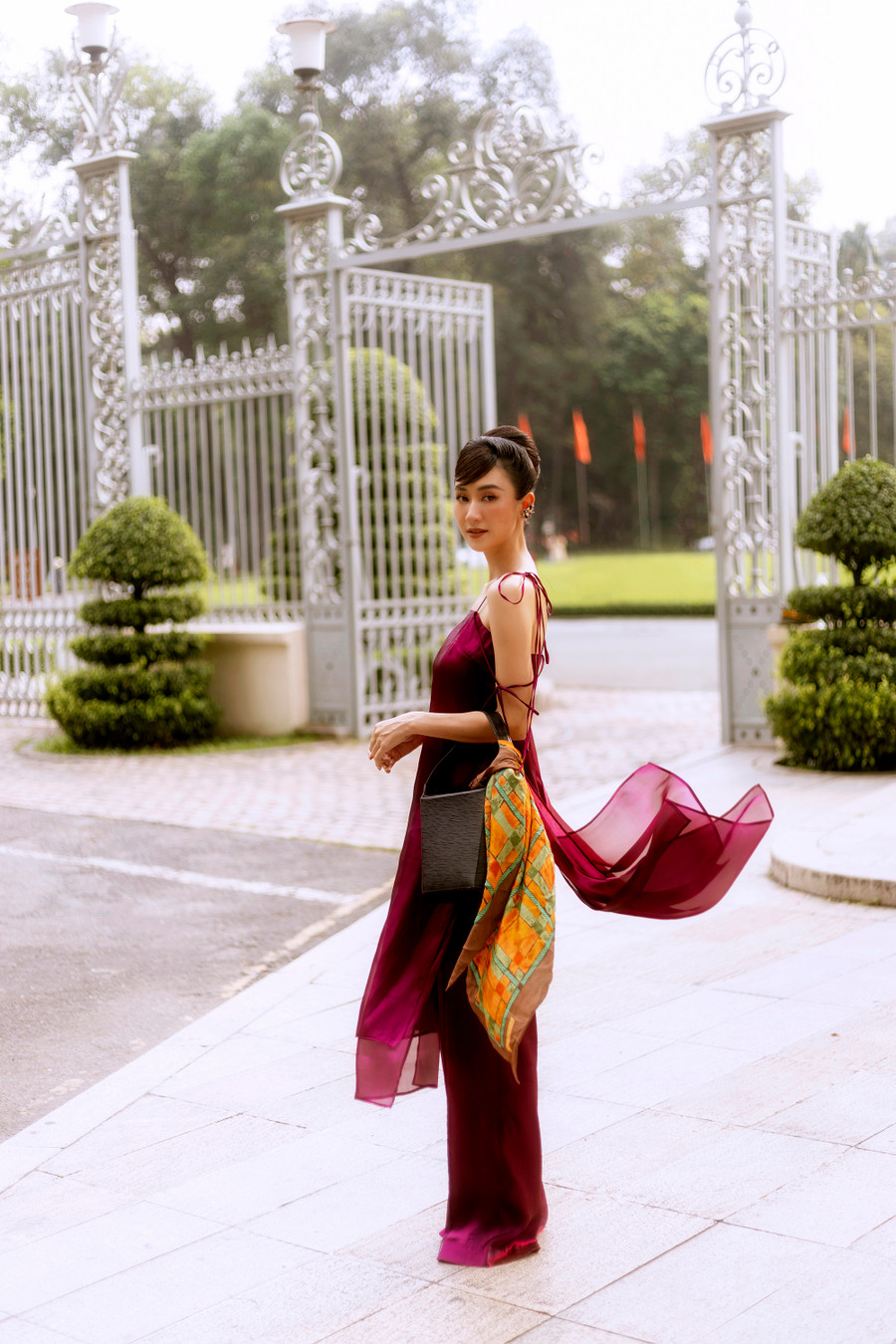 Song song đó, chủ nhân bộ sưu tập cũng cho biết anh không muốn đưa ra bất kỳ quy tắc nào khi thiết kế trang phục bởi nó sẽ khiến bản thân không thể sáng tạo. Với áo dài, yếu tố sáng tạo chỉ chiếm từ 35-40% so với thiết kế truyền thống. Ảnh: Nguyễn Toại