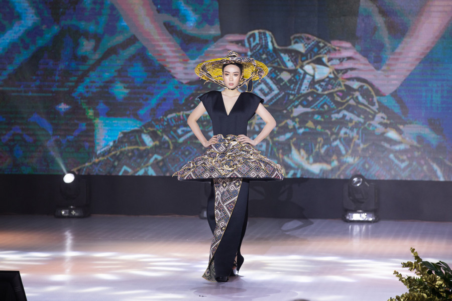 Miss Peace 2022 thử sức với vai trò người mẫu trình diễn bộ sưu tập Heritage của nữ nhà thiết kế Tuyết Lê tối 30.11. Ảnh: NVCC