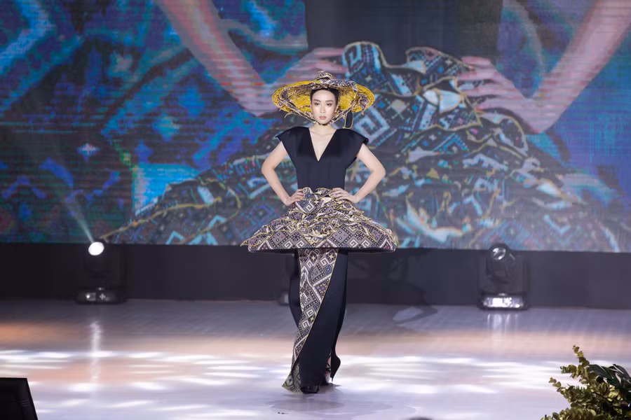 Miss Peace 2022 thử sức với vai trò người mẫu trình diễn bộ sưu tập Heritage của nữ nhà thiết kế Tuyết Lê tối 30.11. Ảnh: NVCC