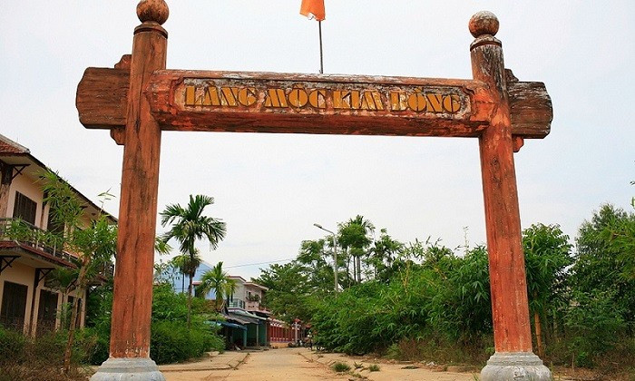 Cồng vào làng mộc Kim Bồng. Ảnh: Từ Ân