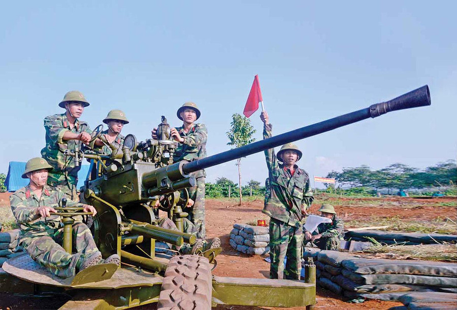Đại đội dự bị động viên pháo phòng không 37 mm-1 của tỉnh huấn luyện ngoài thao trường. Ảnh: Phương Dung
