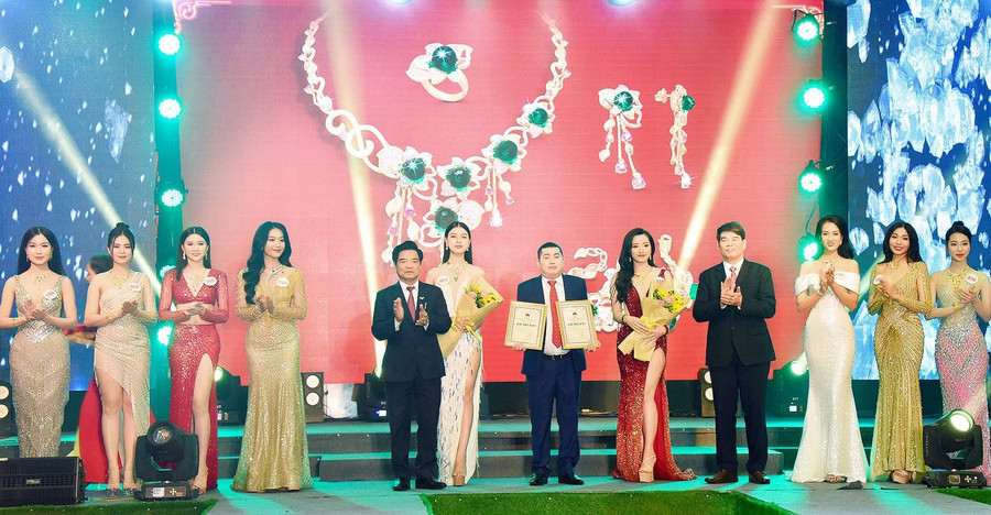 Ban Tổ chức trao giải đặc biệt cuộc thi Thiết kế trang sức năm 2022 cho Nghệ nhân ưu tú Cao Kim Trọng-Tổng Giám đốc Tập đoàn vàng bạc đá quý Kim Tín (TP. Cao Bằng, tỉnh Cao Bằng). Ảnh: Đức Thụy Ban Tổ chức trao giải đặc biệt cuộc thi Thiết kế trang sức năm 2022 cho Nghệ nhân ưu tú Cao Kim Trọng-Tổng Giám đốc Tập đoàn vàng bạc đá quý Kim Tín (TP. Cao Bằng, tỉnh Cao Bằng). Ảnh: Đức Thụy