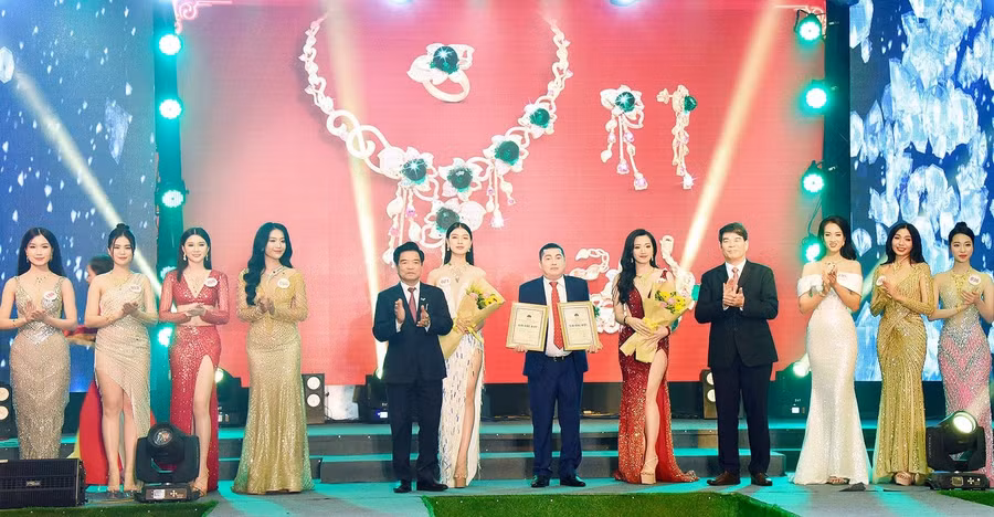 Ban Tổ chức trao giải đặc biệt cuộc thi Thiết kế trang sức năm 2022 cho Nghệ nhân ưu tú Cao Kim Trọng-Tổng Giám đốc Tập đoàn vàng bạc đá quý Kim Tín (TP. Cao Bằng, tỉnh Cao Bằng). Ảnh: Đức Thụy