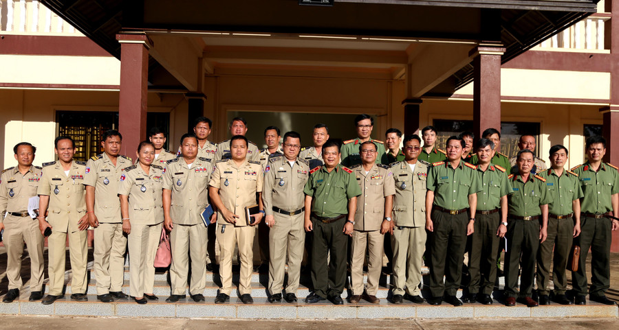 Đoàn công tác Công an tỉnh Gia Lai chụp hình lưu niệm với lãnh đạo Công an tỉnh và lãnh đạo các phòng Công an tỉnh Ratanakiri. Ảnh: Hữu Trường
