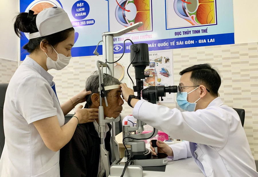 Bác sĩ Bệnh viện Mắt Quốc tế Sài Gòn-Gia Lai khám mắt cho người dân. Ảnh: Như Ý