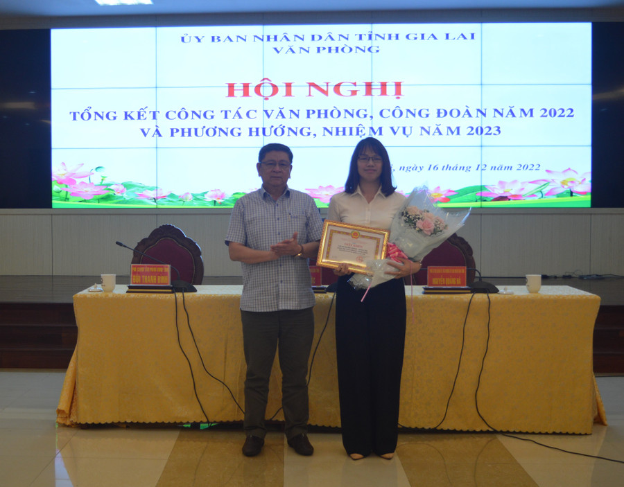 Bí thư Đảng ủy Văn phòng UBND tỉnh tặng giấy khen cho chi bộ Hành chính-Quản trị. Ảnh: Anh Huy